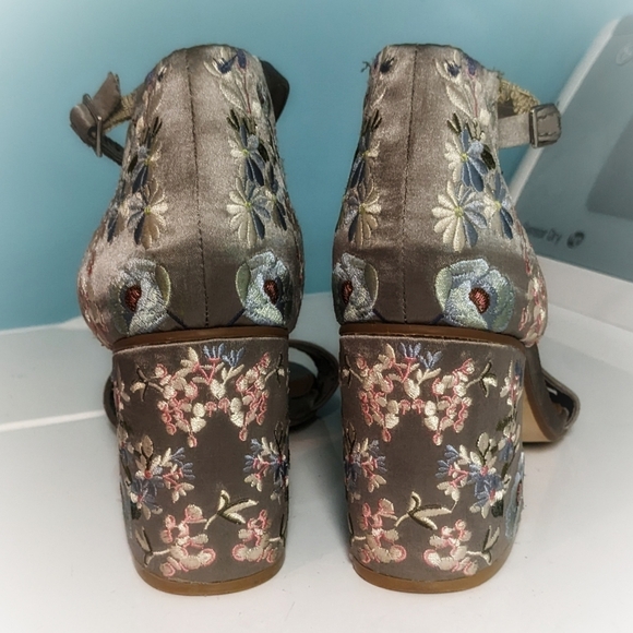 Steve Madden Silver RANIA Satin Floral Embroidered Block Heel Sandals Size 9.5 - Picture 2 of 7